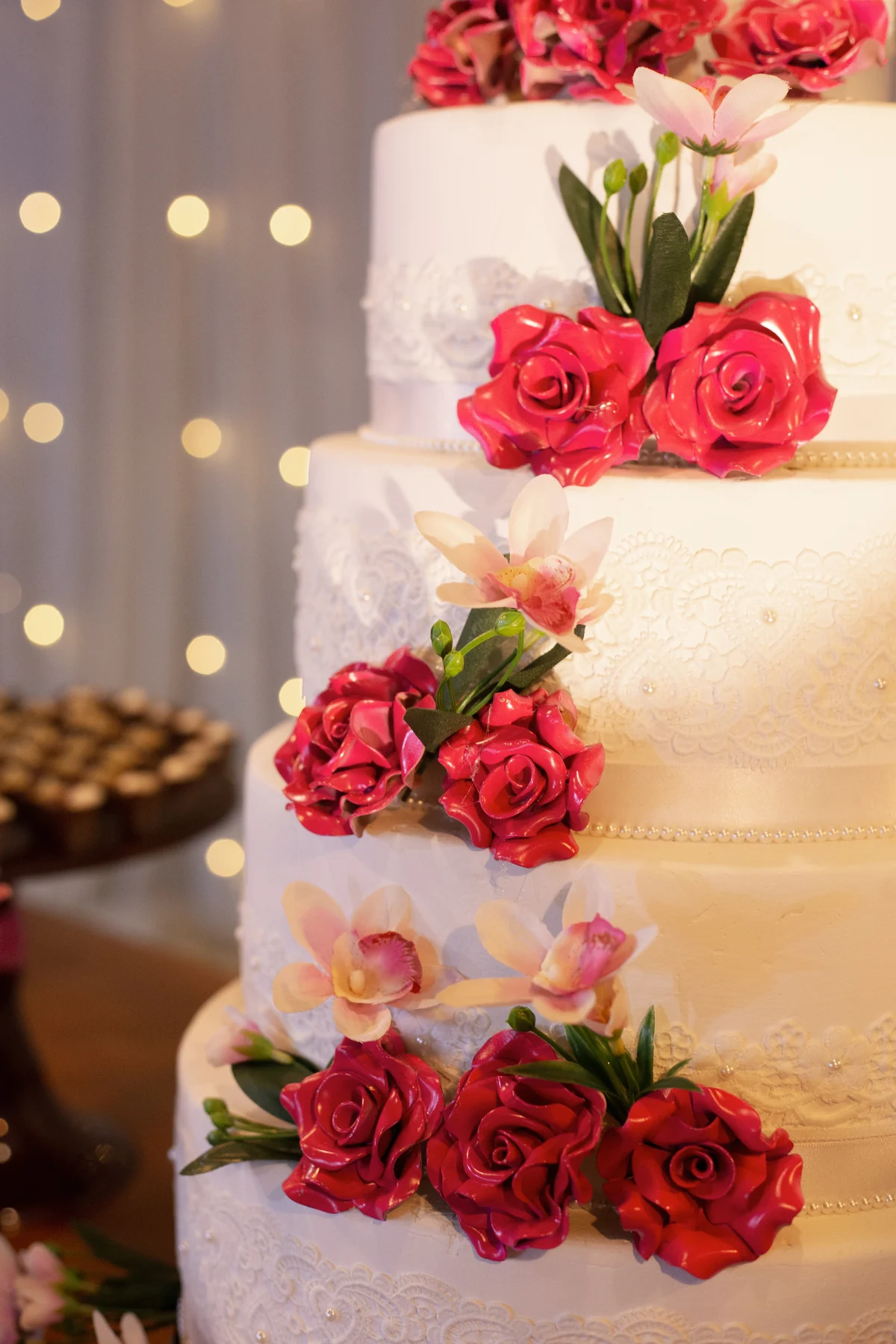 Bolo de 15 anos decorado com rosas vermelhas
