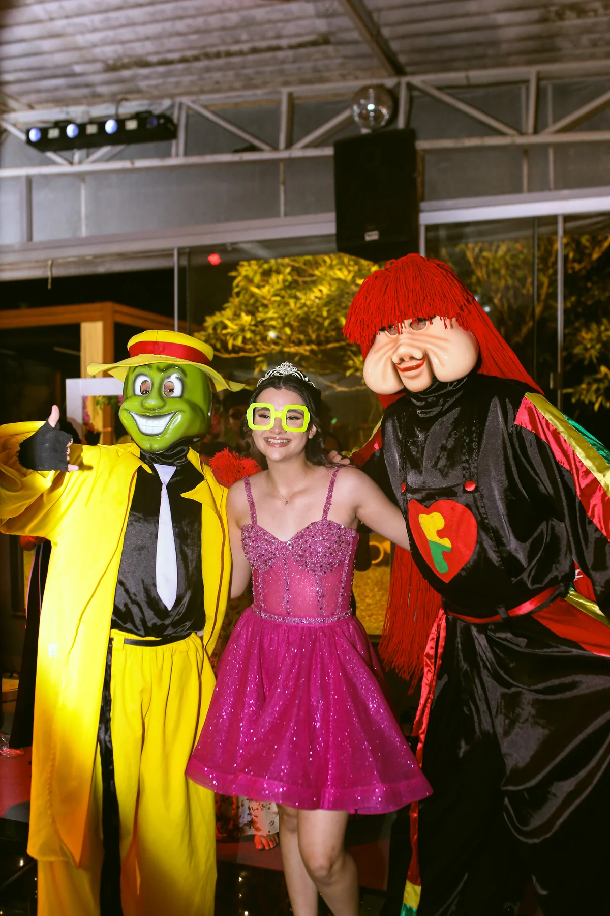 Debutante posando com mascotes na pista da festa de 15 anos