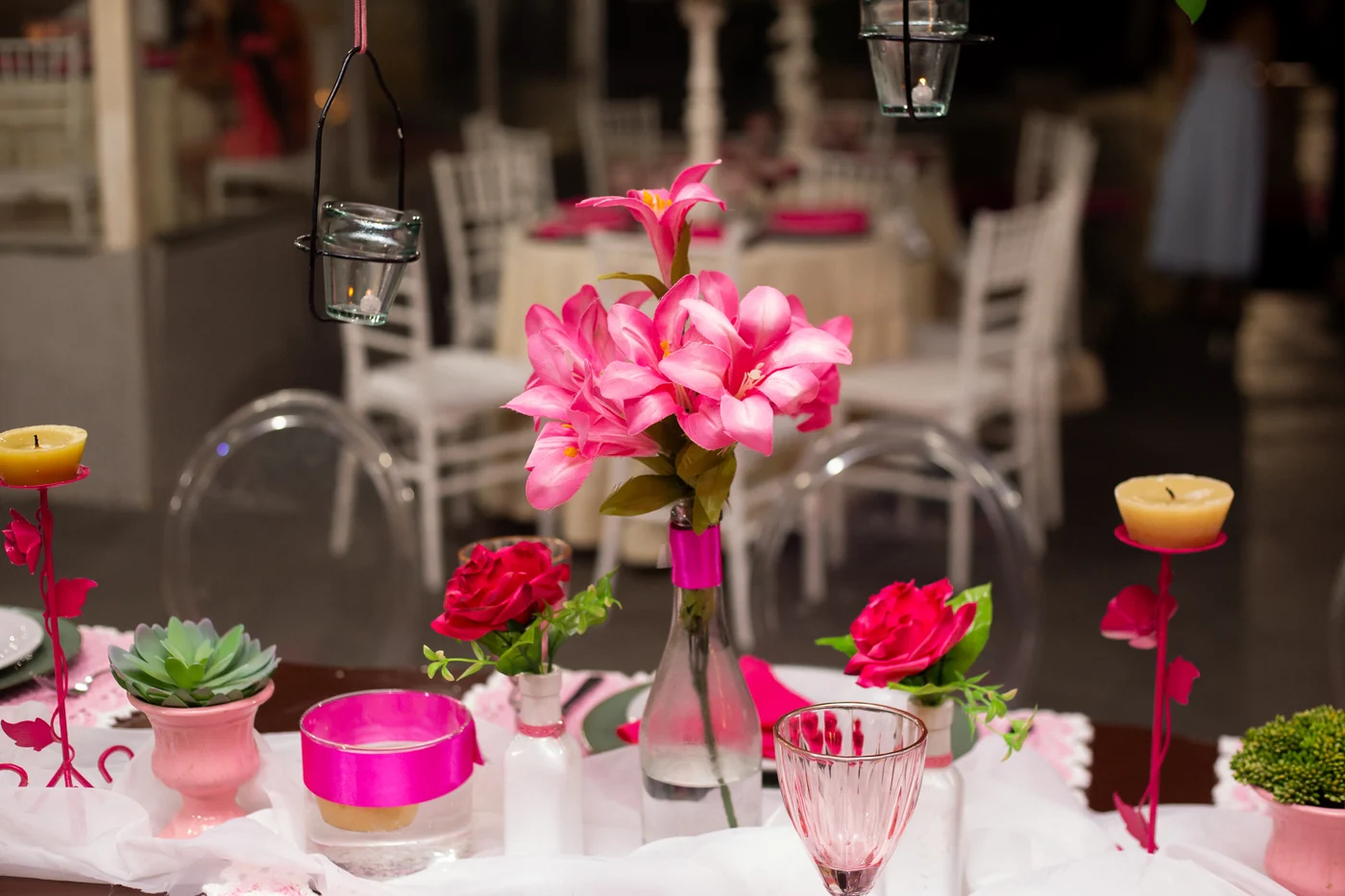 Detalhe da decoração de mesa em tons de rosa em festa de 15 anos
