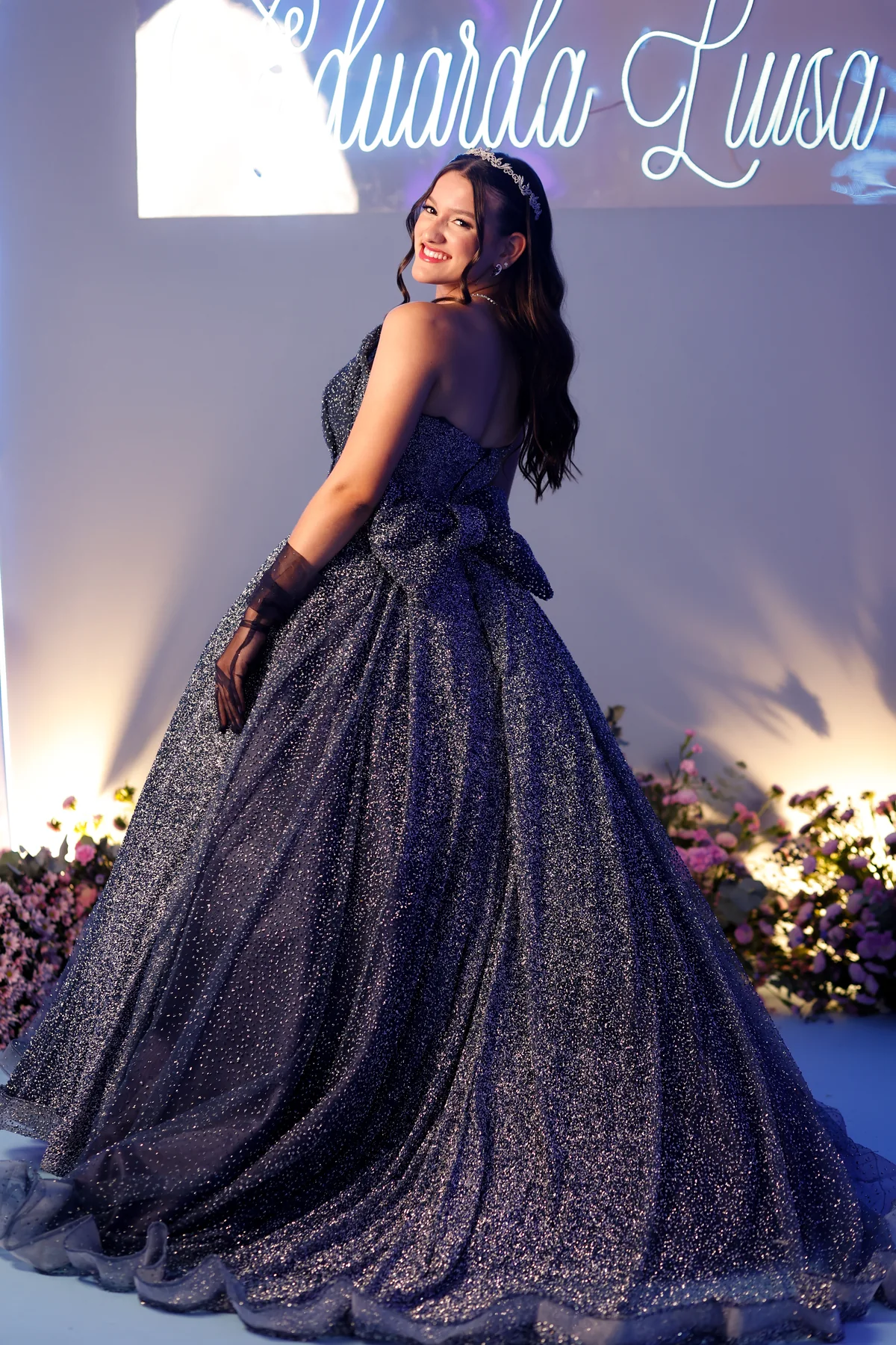 Debutante com vestido azul marinho em festa de 15 anos