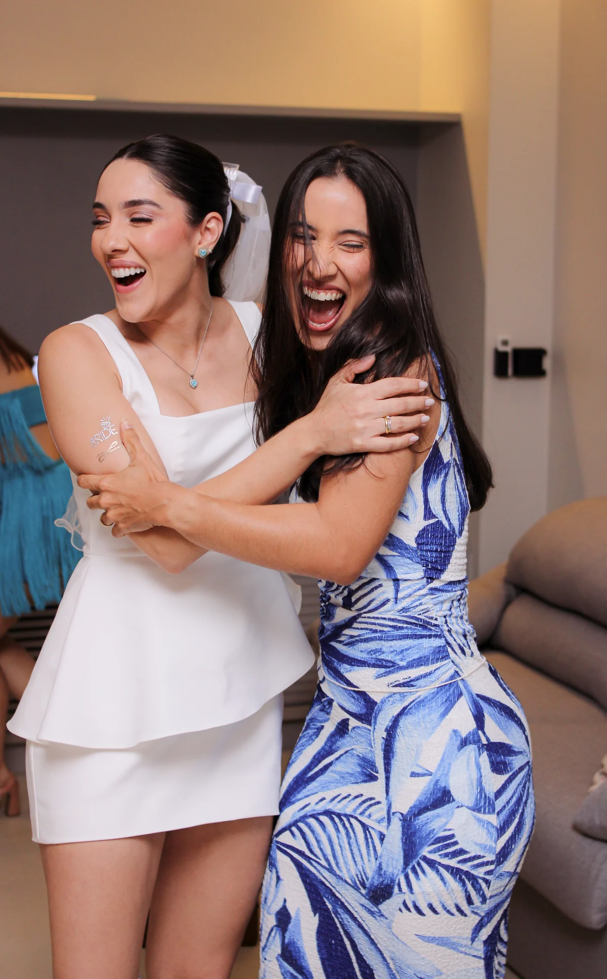 Noiva e amiga rindo juntas durante chá de lingerie