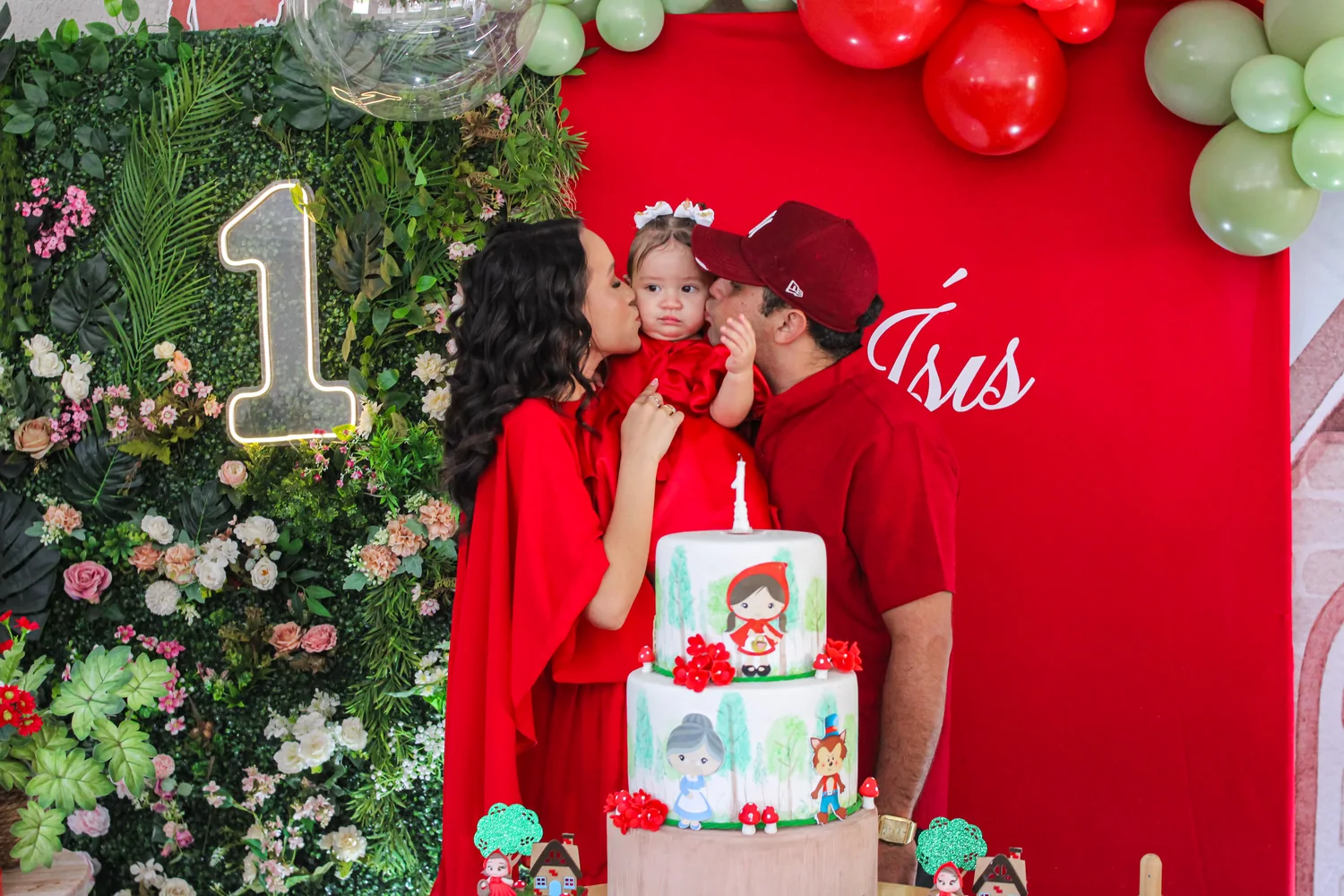 Família comemorando aniversário infantil em frente ao bolo