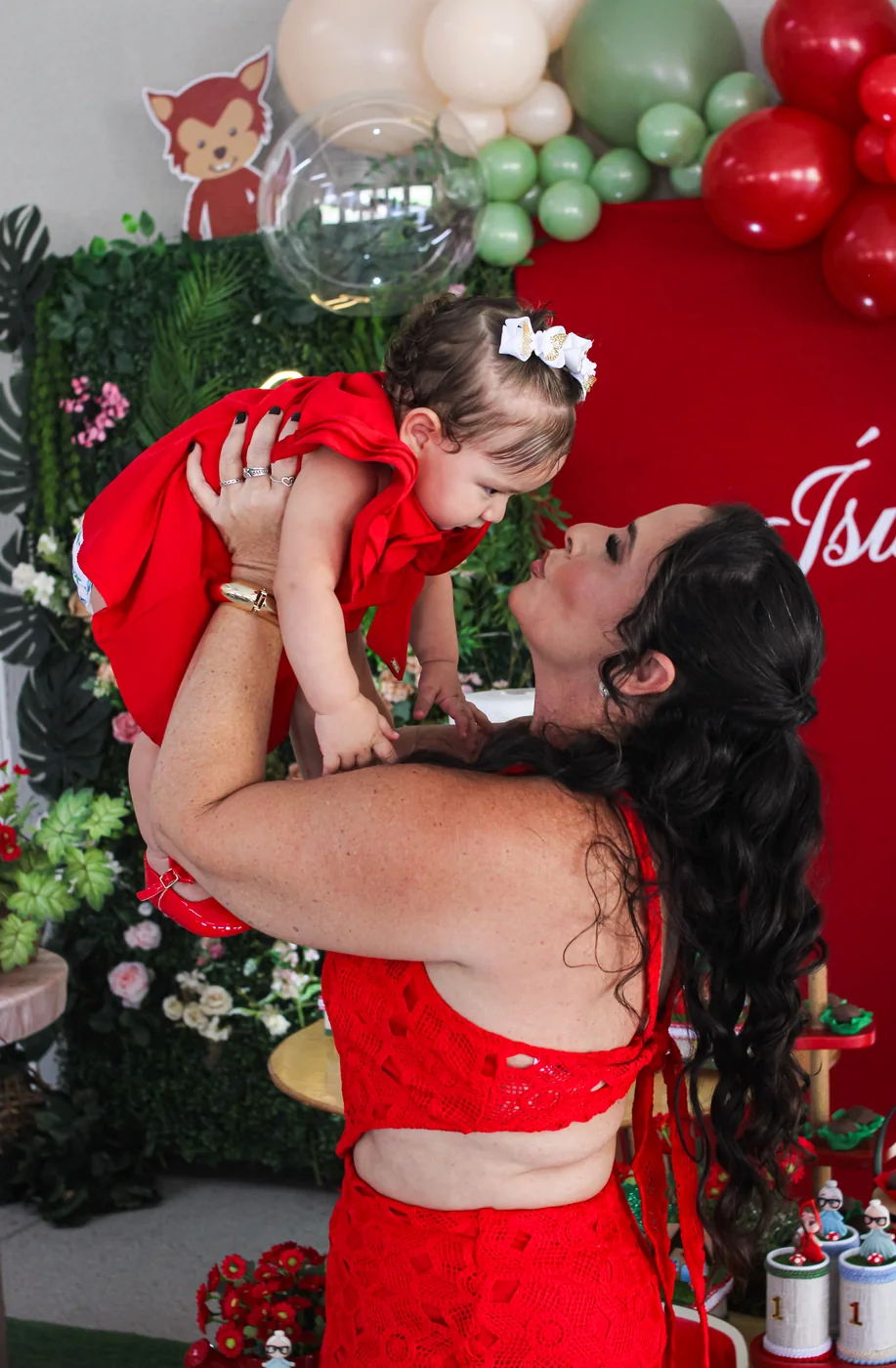 Mãe e filha em momento espontâneo durante festa infantil